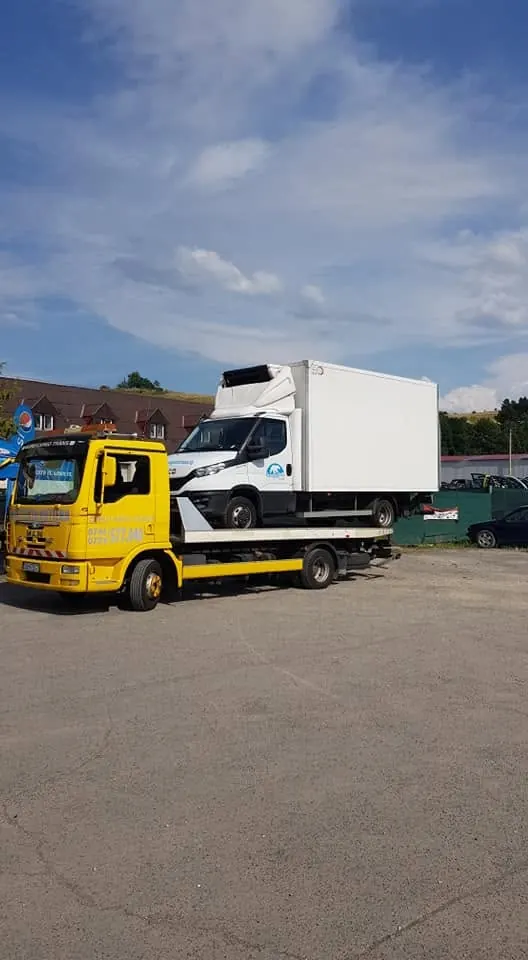 Autoutilitară cu box, asigurată pe platformă