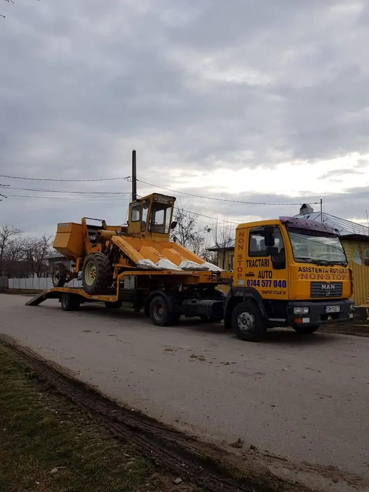 Utilaj de construcții transportat cu platforma MAN și trailerul