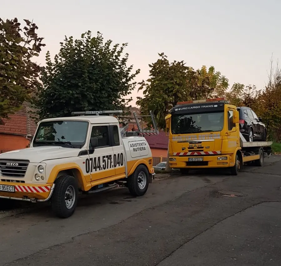 Iveco Massif și platforma MAN încărcată, la apus, în Mediaș
