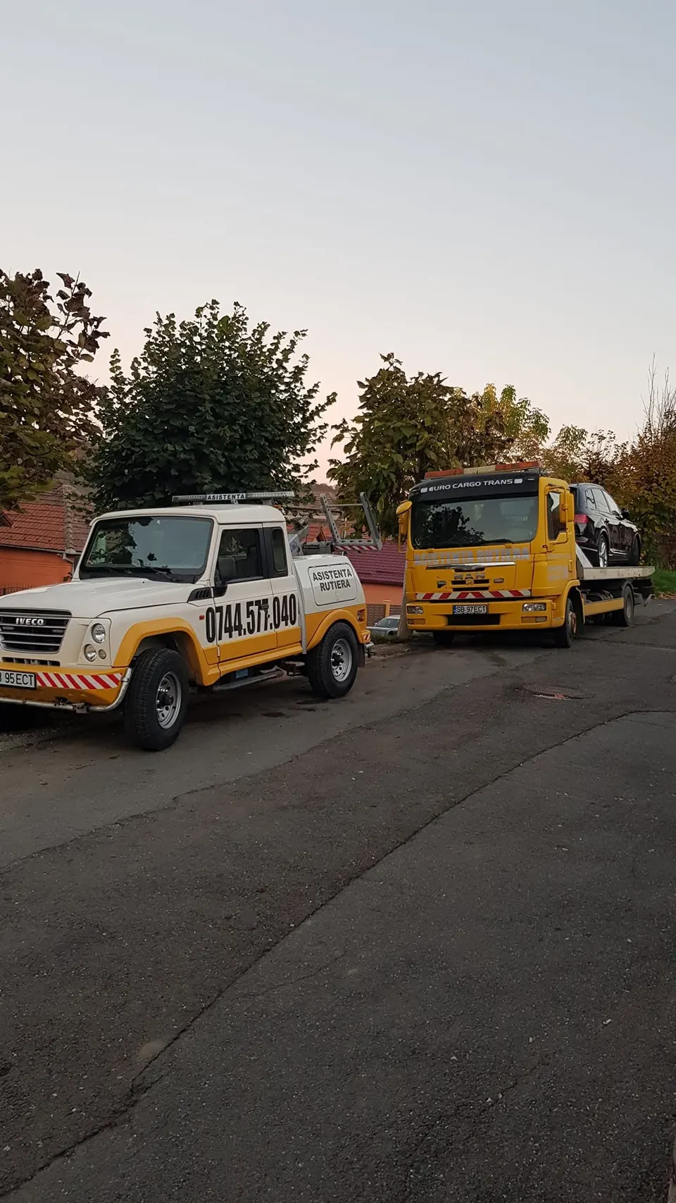 Iveco Massif și platforma MAN încărcată, la apus