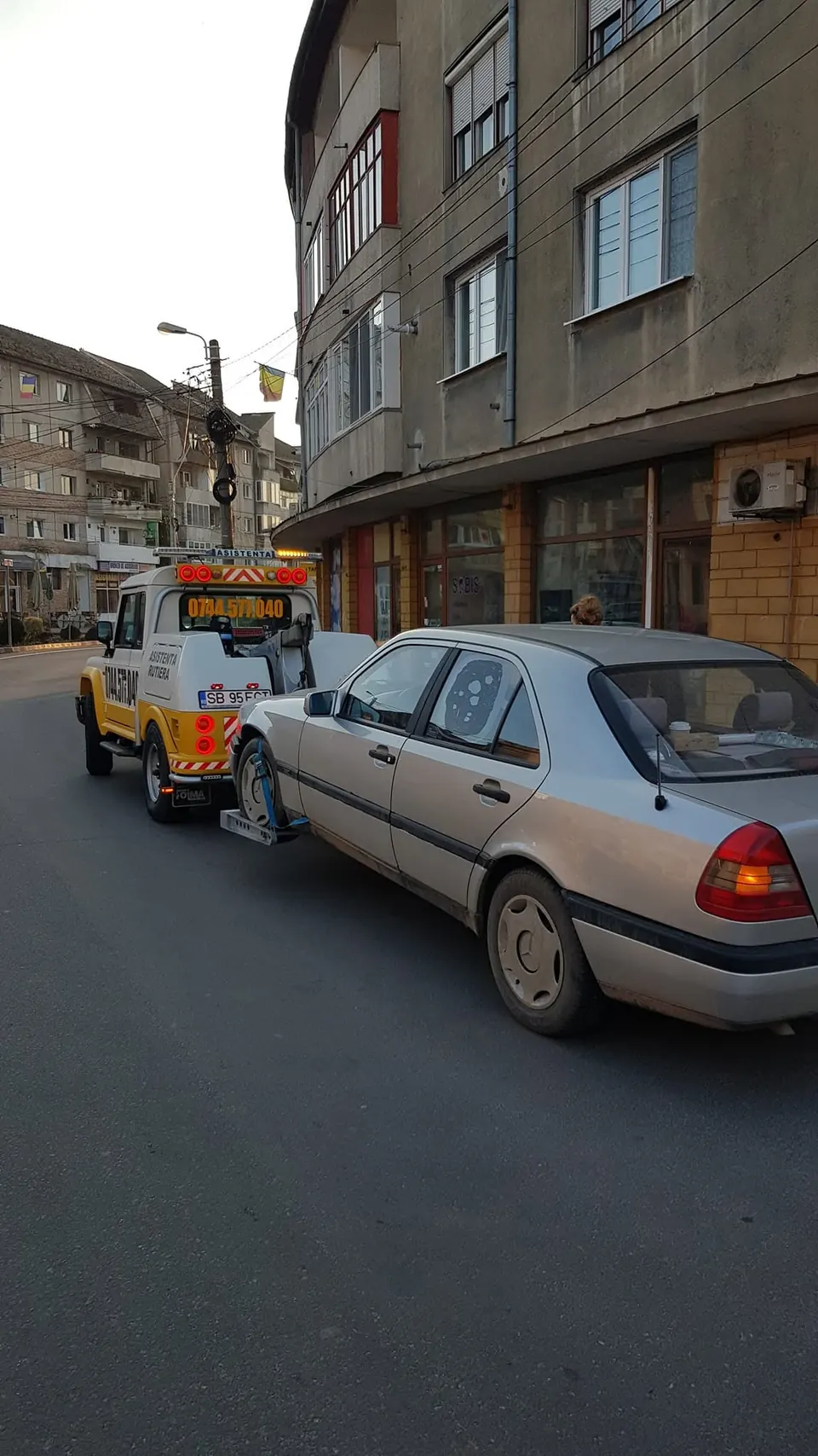Iveco Massif remorcând un autoturism pe brațul de ridicare