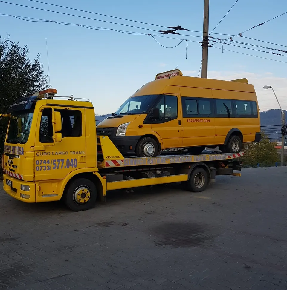 Microbuz galben transportat pe platforma MAN