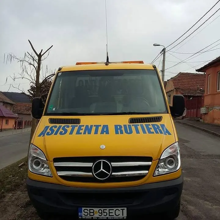 Mercedes Sprinter galben cu inscripția Asistență rutieră