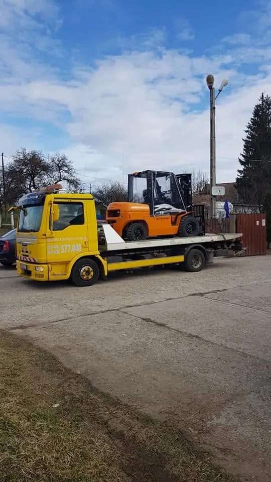 Stivuitor transportat pe platforma MAN