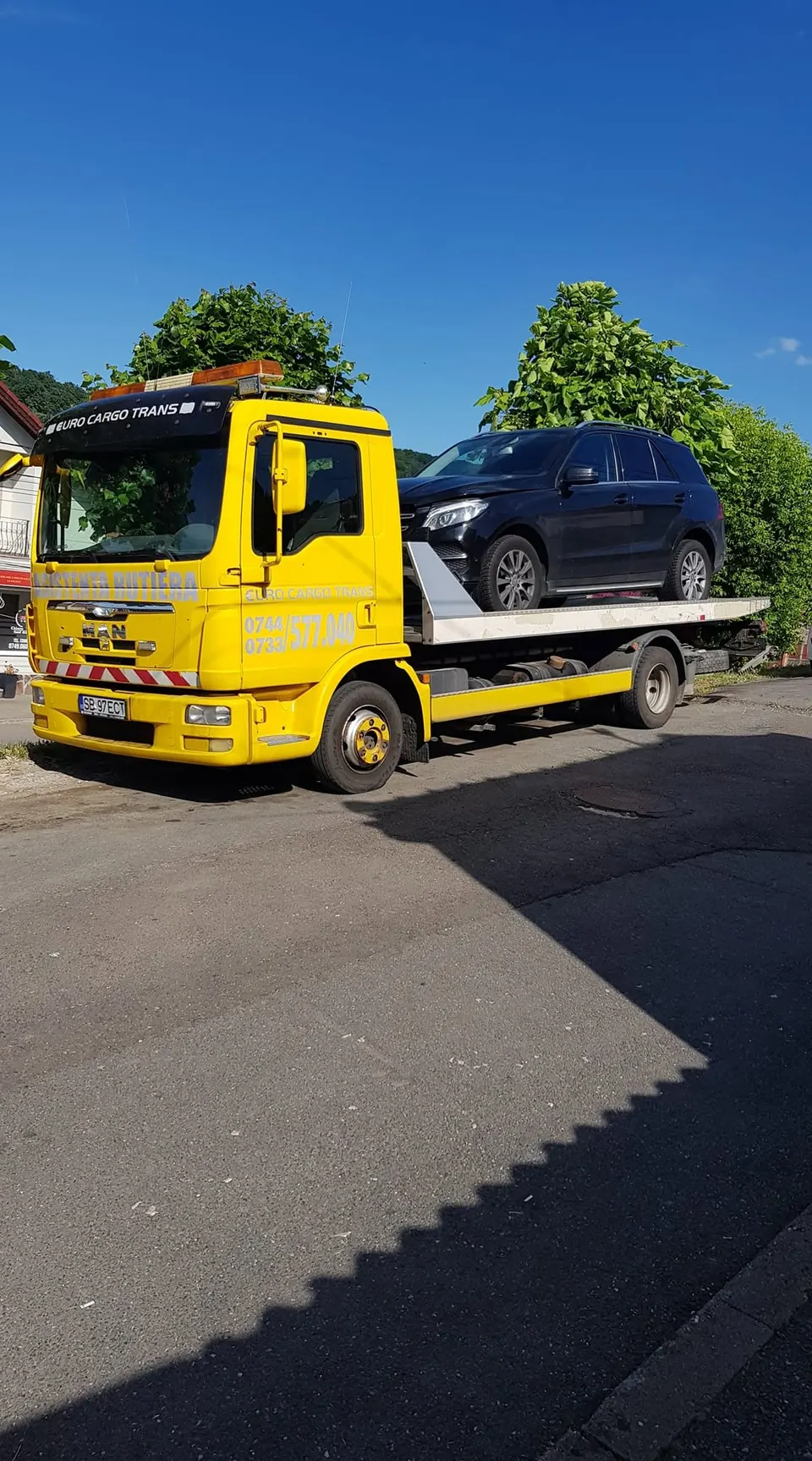 SUV transportat pe platforma galbenă Euro Cargo Trans