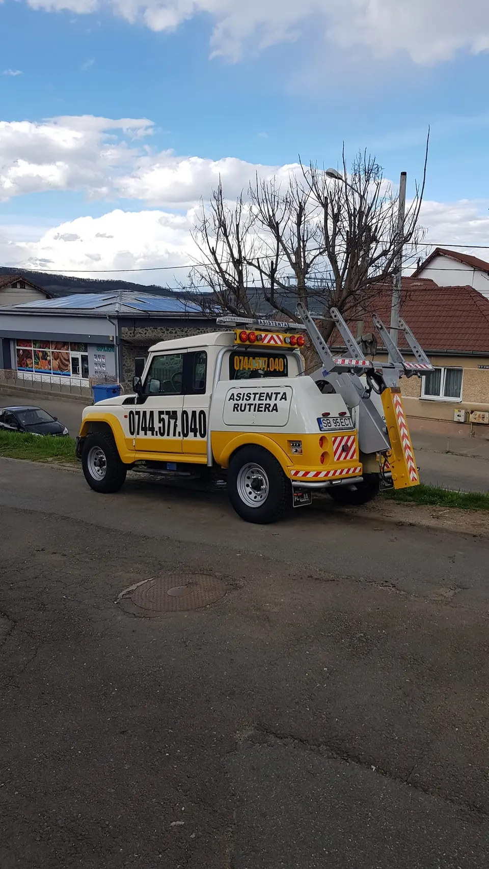 Iveco Massif cu brațul de ridicare, pregătit de intervenție